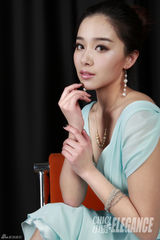 组图：阚清子优雅女神封面 再掀复古淑女风