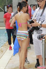 组图：港姐佳丽首度泳衣亮相 水上展傲人身姿