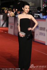 组图：范晓萱抹胸裙亮相红毯大秀手臂纹身