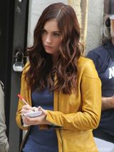 组图：梅根与老公现身机场 藏孕肚低调避狗仔