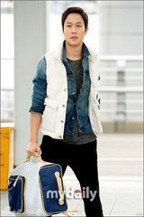 组图：韩艺人郑宇巴厘岛杂志写真帅气阳光