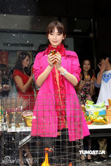 幻灯图：林志玲助阵模特公司开工 泳装环节趣味十足