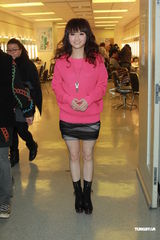 组图：《劲歌金曲》录影 阿娇(钟欣桐)出席郑欣宜落泪