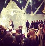 组图：《大爆炸》佩妮结婚 与新婚丈夫甜蜜满满