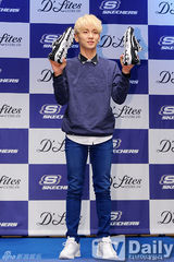 组图：SHINee办签名会 卫衣牛仔裤展大学生时尚