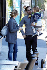 幻灯图集：托比-马奎尔携妻女外出 蜘蛛侠墨镜遮面