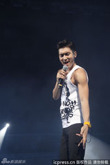 组图：SJ广州开唱女装秀妩媚 银赫脱衣秀胸肌