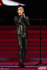 组图：汪峰中歌榜连唱三首飙高音high翻全场