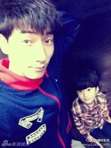 组图：张亮天天父子生活照温馨有爱