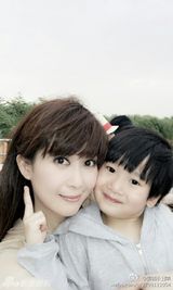 组图：孟庭苇5岁爱子搞怪帅气爱亲亲