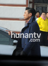 组图：吴奇隆再演时髦军人 雪中拍戏引众人围观