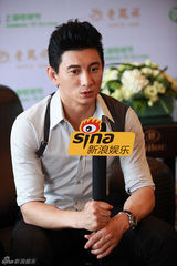 组图：吴奇隆上视节人气奖无悬念称感谢粉丝