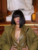 组图：蕾哈娜亮相巴黎时装周 胸口法老纹身隐现