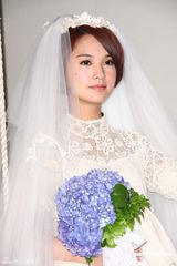 组图：杨丞琳古典婚纱写真 自曝曾当落跑新娘