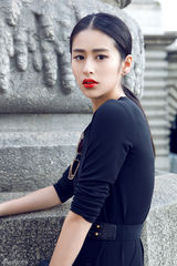 组图：颖儿红唇魅影气场足 巴黎街拍身姿曼妙