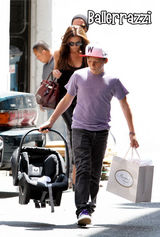 组图：贝克汉姆千金首曝光 小脸肉嘟嘟可爱至极