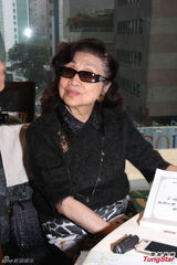 组图：白雪仙梅雪诗纪念任剑辉 贵气珠宝环身