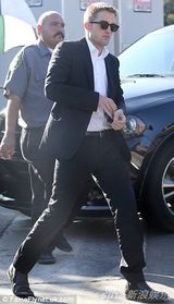 组图：帕丁森新片激吻爱丽丝 摸腿野战欲火焚身