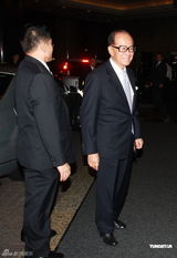 组图：赌王何鸿燊九十寿宴 何超仪红裙性感迷人