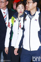 组图：韩花滑女王金妍儿等结束冬奥会归国