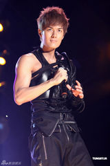 组图：吴克群个唱湿身秀腹肌 和女模互摸掀高潮