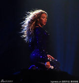 组图：碧昂斯纽约开唱 狂甩乱发跪地秀曲线