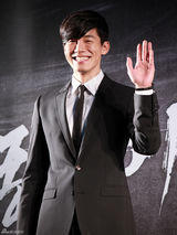 高清组图：朴海日宣传新片《弓》 文彩苑甜美亮相