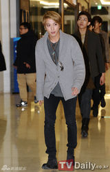 组图：韩团CNBLUE开签名会 郑容和金发引关注