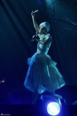 组图：王菲白色浴巾装亮相造型独特 赵薇看台助阵