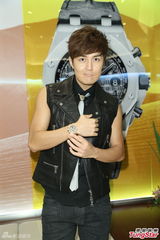 组图：吴克群赞何超莲天生丽质 享受两人世界