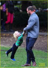 组图：娜奥米-沃兹与老公情侣装出游 可爱儿子缠老爸