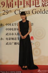 组图：王珞丹获最佳女配角后台亲吻金鸡