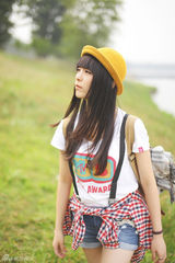 组图：童可可单曲宣传照曝光 变身清纯背包客