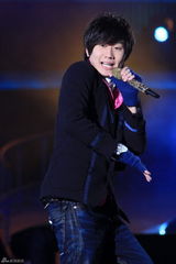 高清图：东方卫视跨年火热上演 郭富城展舞王风范