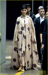 组图：水果姐长袍加身扮公主 花朵满身似床单