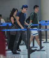 组图：彭于晏机场弄头发与美女同行