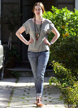 幻灯：海瑟薇出街素颜朝天 皱眉瞪眼囧囧有神