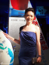 组图：田海蓉蓝色礼服融入盛典 坦言赞赏骑士精神