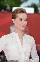 组图：埃文-雷切尔-伍德身穿个性白裙红毯抢镜