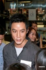 幻灯：《枪王之王》香港宣传 吴彦祖古天乐获赠金枪