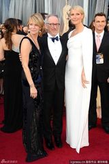 高清组图：奥斯卡红毯斯皮尔伯格夫妇与帕特洛合影