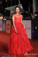 组图：《失恋33天》剧组亮相红毯 白百何大红裙惹眼