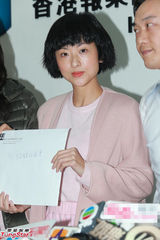 组图：徐濠萦素颜现身香港报业评议会 陈奕迅递交投诉书