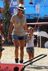 组图：哈利贝瑞与前男友携爱女度假