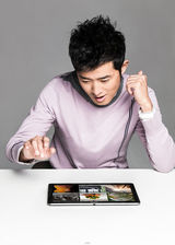 组图：任泉大片出炉走酷雅路线清凉风