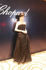 组图：周慧敏妩媚出席活动 肌肤白皙气质优雅高贵