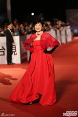 组图：林青霞牵手李安亮相 珍珠耀眼红裙霸气