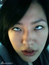 幻灯图：小S玩微博不亦乐乎 大秀宝贝女儿可爱照