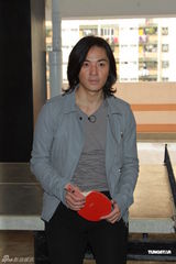 高清图：郑伊健拍摄纪念特辑 和好友古巨基玩乒乓