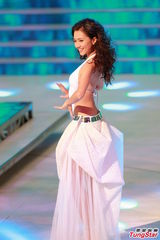 组图：港姐大尺度深V秀乳沟 背部全裸纤腰曼妙